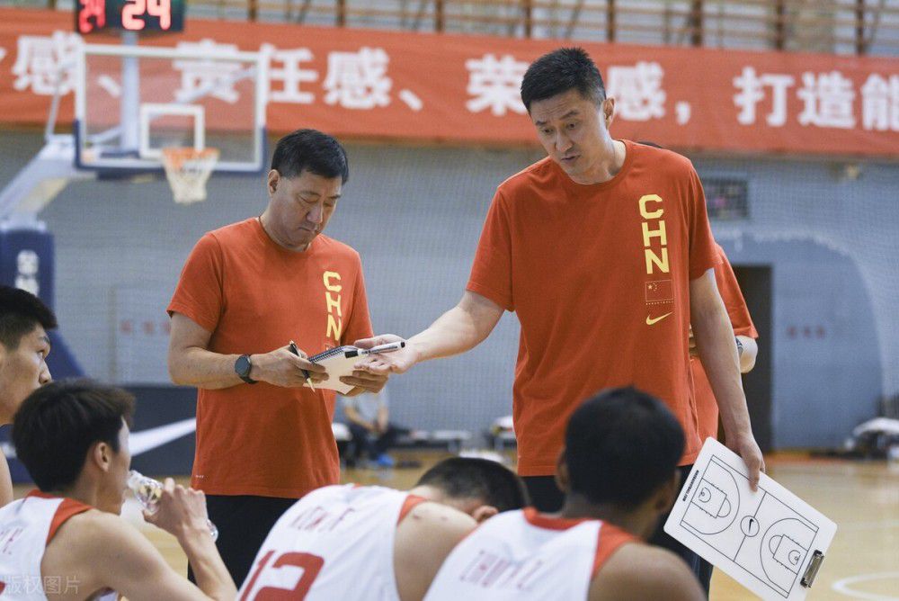 首席执行官理查德-阿诺德在卡灵顿周围变得更加显眼，并在曼联在老特拉福德以1-2输给布莱顿后参加了一场长时间的引援会议。